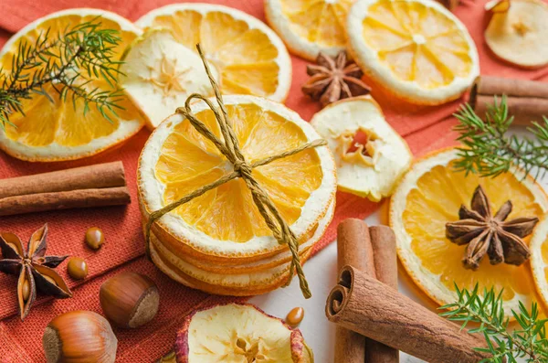 kurutulmuş portakal ve elma, anason yıldız, fındık fındık, tarçın ve ardıç