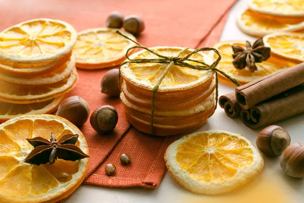 Oranges séchées, étoiles d'anis, noix de filbert et bâtonnets de cannelle — Photo