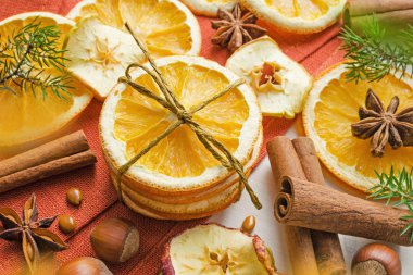 kurutulmuş portakal ve elma, anason yıldız, fındık fındık, tarçın ve ardıç