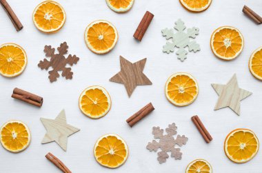 Kuru portakal, tarçın ve ahşap kar taneleri ve yıldız ile kompozisyon