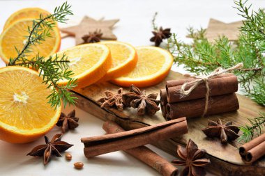 portakal anisestars, tarçın, ardıç şube ve mum