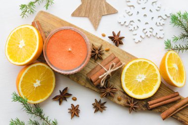 portakal anisestars, tarçın, firtree şube ve mum