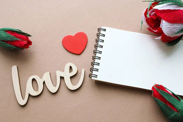 Amor, flores y cuaderno con espacio para copiar — Foto de Stock