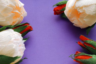 ulrtaviolet kağıt arka plan üzerinde yapay çiçekler