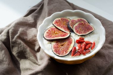 yulaf ezmesi taze incir ve goji berry