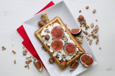 Viyana gofret ricotta, fındık ve taze incir ile