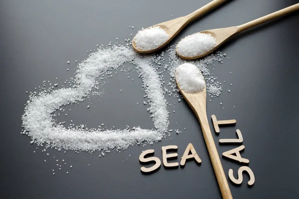 Sól morska w drewniane łyżki — Zdjęcie stockowe