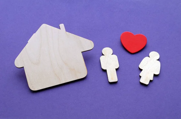 木头房子, 家庭夫妇, 红色心脏 — 图库照片