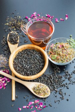 siyah ve bitkisel çay