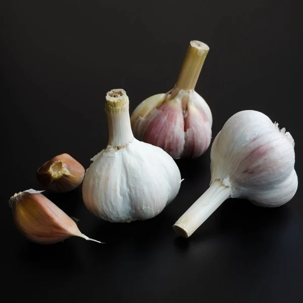 Garlics isolated on black backgroung — Stock Photo, Image