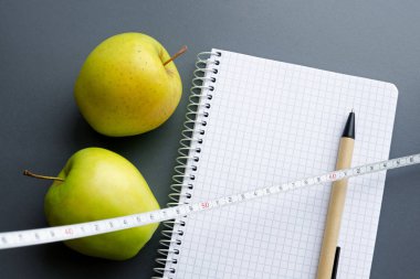 elma boş not defteri ve kalem ile