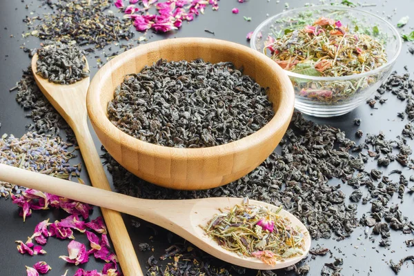 Black and herbal dry tea — Stock Photo, Image