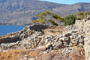 Terk edilmiş kalıntılar, ortaçağ kalesi, cüzzamlı kolonisi. Spinalonga Adası, Girit, Yunanistan.