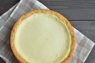 kontrol gri keten peçete arka plan üzerinde ev yapımı köy peynirpasta