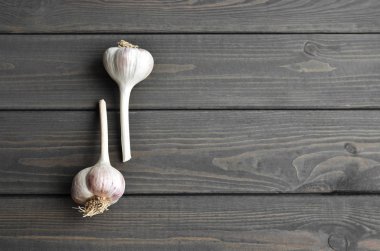 Kurumuş organik sarımsak soğanları ahşap masa arkasında, üst görünümde, boşluğu kopyala