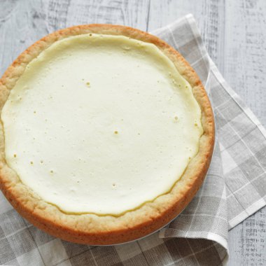 Çamaşır havlusunda ev yapımı peynirli turta.