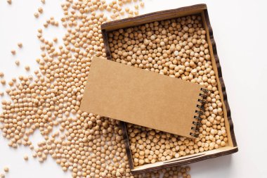 Çiğ nohutlar ahşap tepsiye saçılmış. Üst görünüm, alanı kopyala.