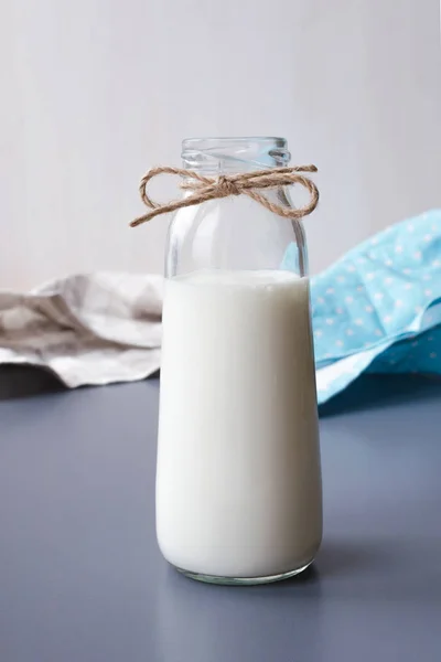 Flasche hausgemachtes Getränk griechischer Joghurt — Stockfoto