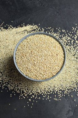 Organik kinoa tohumları. Kasede tahıl. Arka planda, üst tarafta.