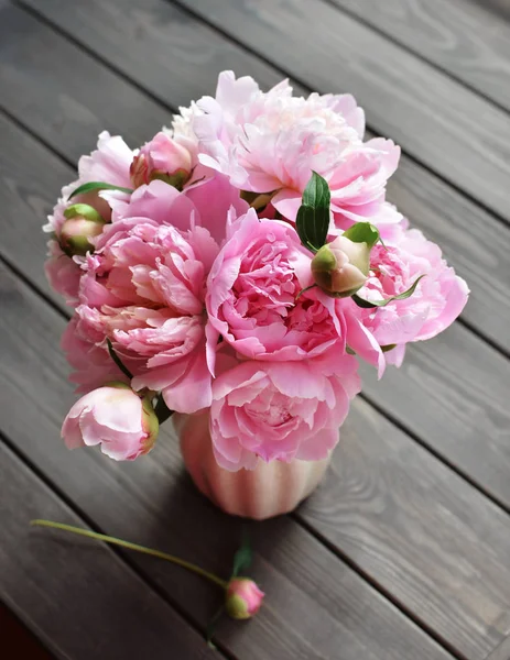 Ramo de flores de peonía rosa en jarrón sobre fondo de madera — Foto de Stock