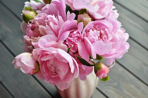 Ramo de flores de peonía rosa en jarrón sobre fondo de madera — Foto de Stock