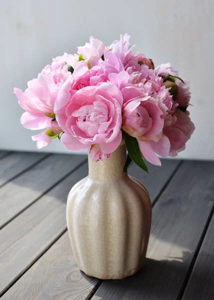 Buquê de flores de peônia rosa em vaso em fundo de madeira — Fotografia de Stock