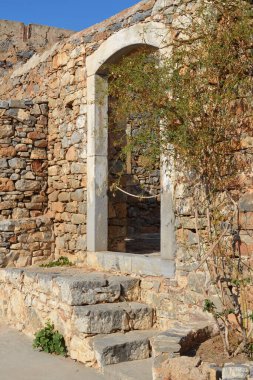 Güçlendirilmiş cüzzamlı kolonisinin antik kalıntıları. Spinalonga Adası, Girit, Yunanistan.