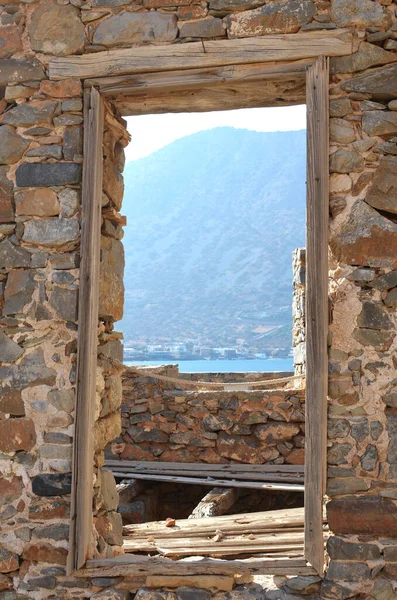 Opuštěné trosky středověké pevnosti, kolonie malomocných. Ostrov Spinalonga, Kréta, Řecko. — Stock fotografie