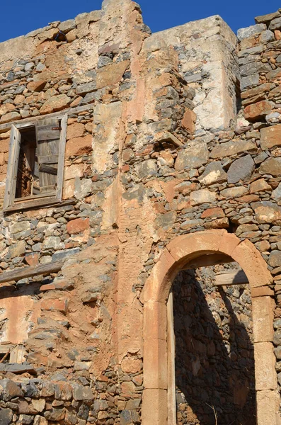 Starověké trosky opevněné malomocné kolonie. Ostrov Spinalonga, Kréta, Řecko. — Stock fotografie