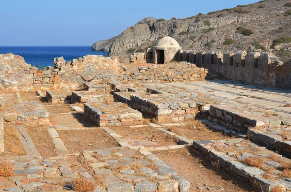 Anciennes ruines d'une colonie de lépreux fortifiée. Île de Spinalonga, Crète, Grèce . — Photo