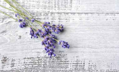 Eski ahşap masa üzerinde taze lavanta çiçekleri.