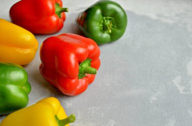 Çok renkli organik tatlı dolmalıklar. Yeşil, kırmızı ve sarı sebzeler. Sağlıklı gıda konsepti. Boşluğu kopyala.