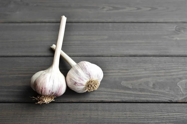 Two dry fresh organic garlic bulbs on wooden table background, top view, copy space — Stock Photo, Image