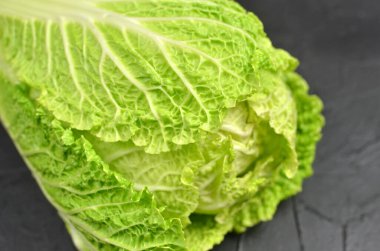 Taze yeşil Napa ya da siyah arka planda Çin lahanası.