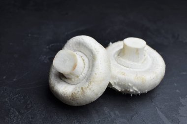 Arka planda Şampiyon mantarları. Vejetaryen yemeği hazırlama.