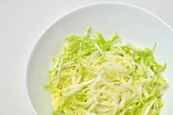 Ensalada de col china en tazón blanco sobre blanco. Comida vegana concepto de estilo de vida . —  Fotos de Stock