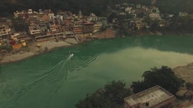 Laxman Jhula köprü ve Köyü 