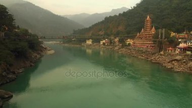 Laxman Jhula köprü ve Köyü 