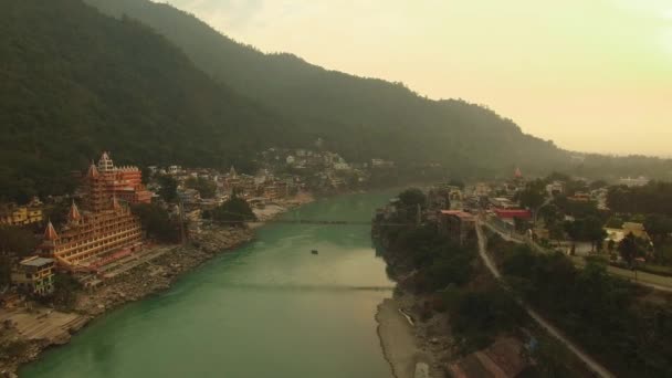 Laxman Jhula Bridge och byn — Stockvideo