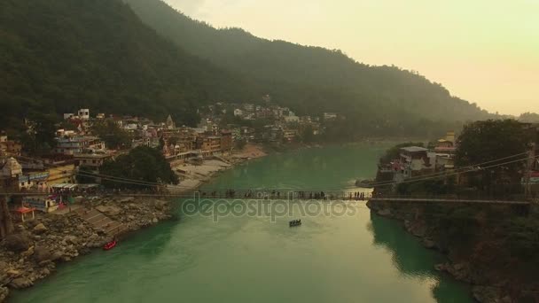 Laxman Jhula Bridge och byn — Stockvideo