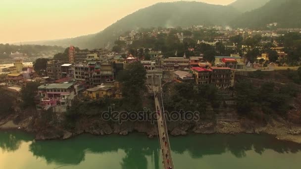 Laxman Jhula Bridge och byn — Stockvideo