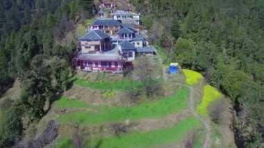 Dağlar, Himalaya köyünün havadan görünümü dua bayrakları. Dharamsal, Kangra, Hindistan.