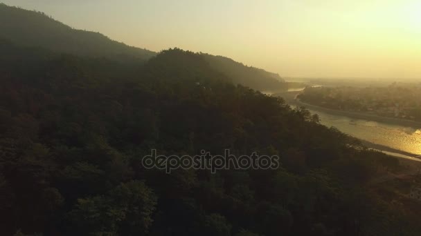 Rishikesh och ganga Flygfoto. — Stockvideo