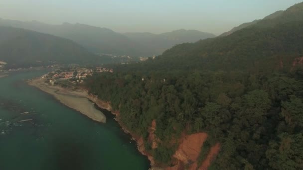 Maharishi Ashram ve Ganga nehir. — Stok video