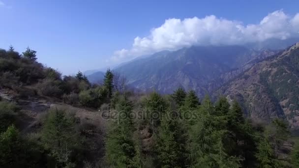 ヒマラヤの村、山の空撮は祈りフラグします。Dharamsal、カーングラー、インド. — ストック動画
