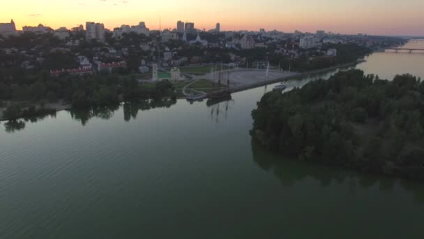 Вид с воздуха на набережную города на закате, г. Воронеж, лето 2015 г. . — стоковое видео