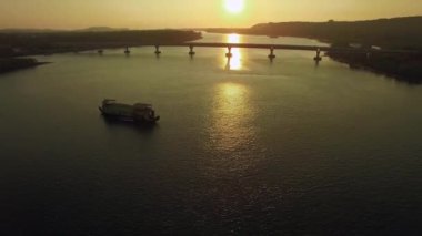 Günbatımı, Goa, Hindistan Siolim köprü ve nehir teknede havadan görünümü. 