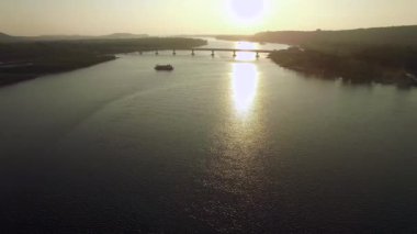 Günbatımı, Goa, Hindistan Siolim köprü ve nehir teknede havadan görünümü. 