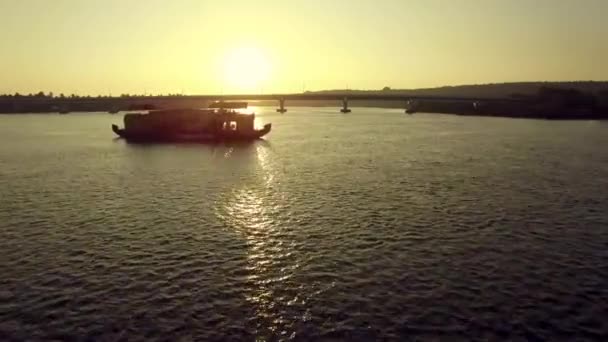 Letecký pohled na most a řeka lodi Siolim, na západ slunce, Goa, Indie. — Stock video
