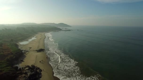 Εναέρια άποψη του χωριού σχετικά με την ακτή, Ινδία, Γκόα. Βίντεο Κλιπ